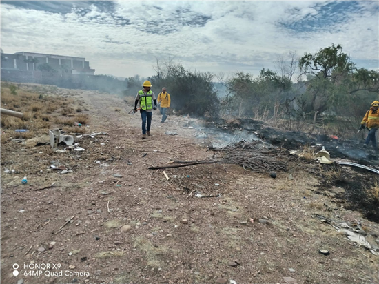 Sofocan incendio de pastizal en carretera Chihuahua-Aldama con afectación de una hectárea - imagen 1