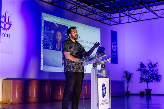 Más de 250 emprendedores aprenden IA en conferencia gratuita en Chihuahua - imagen 3