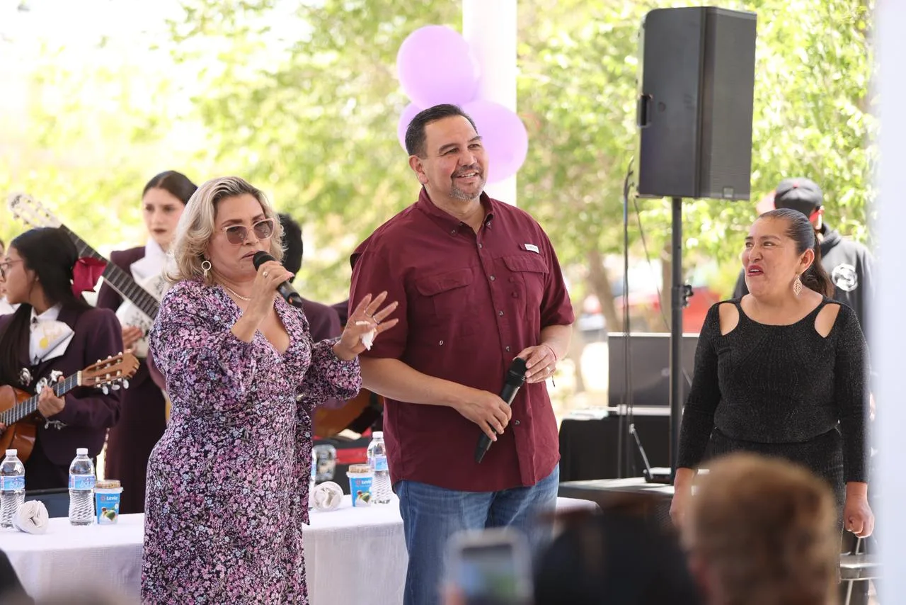 Alcalde de Juárez festeja el Día de las Madres en Horizontes del Sur - imagen 1