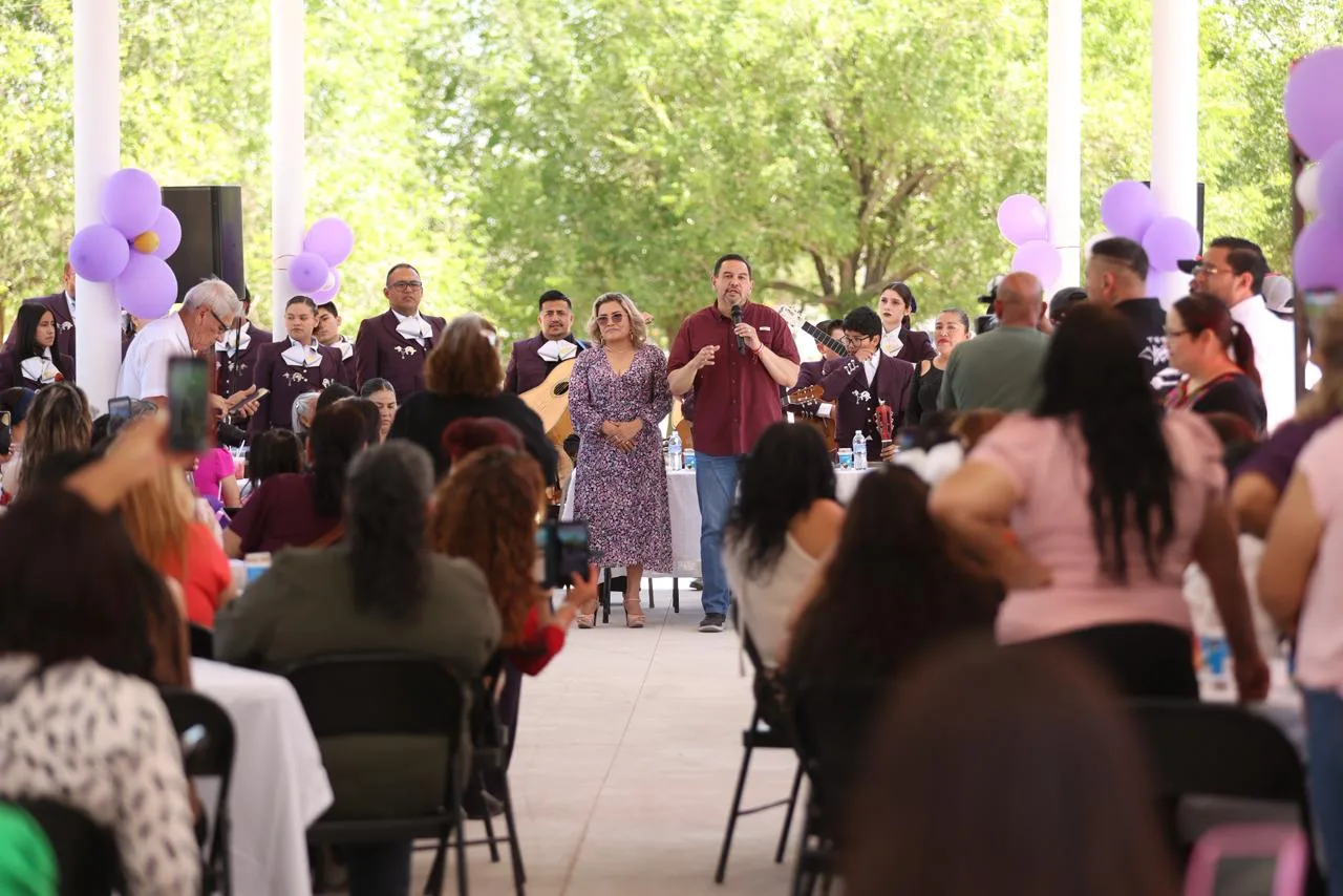 Alcalde de Juárez festeja el Día de las Madres en Horizontes del Sur - imagen 7
