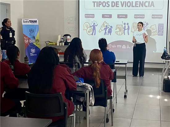 Policía Municipal de Chihuahua imparte pláticas de prevención de violencia a trabajadoras de Textron Aviation
