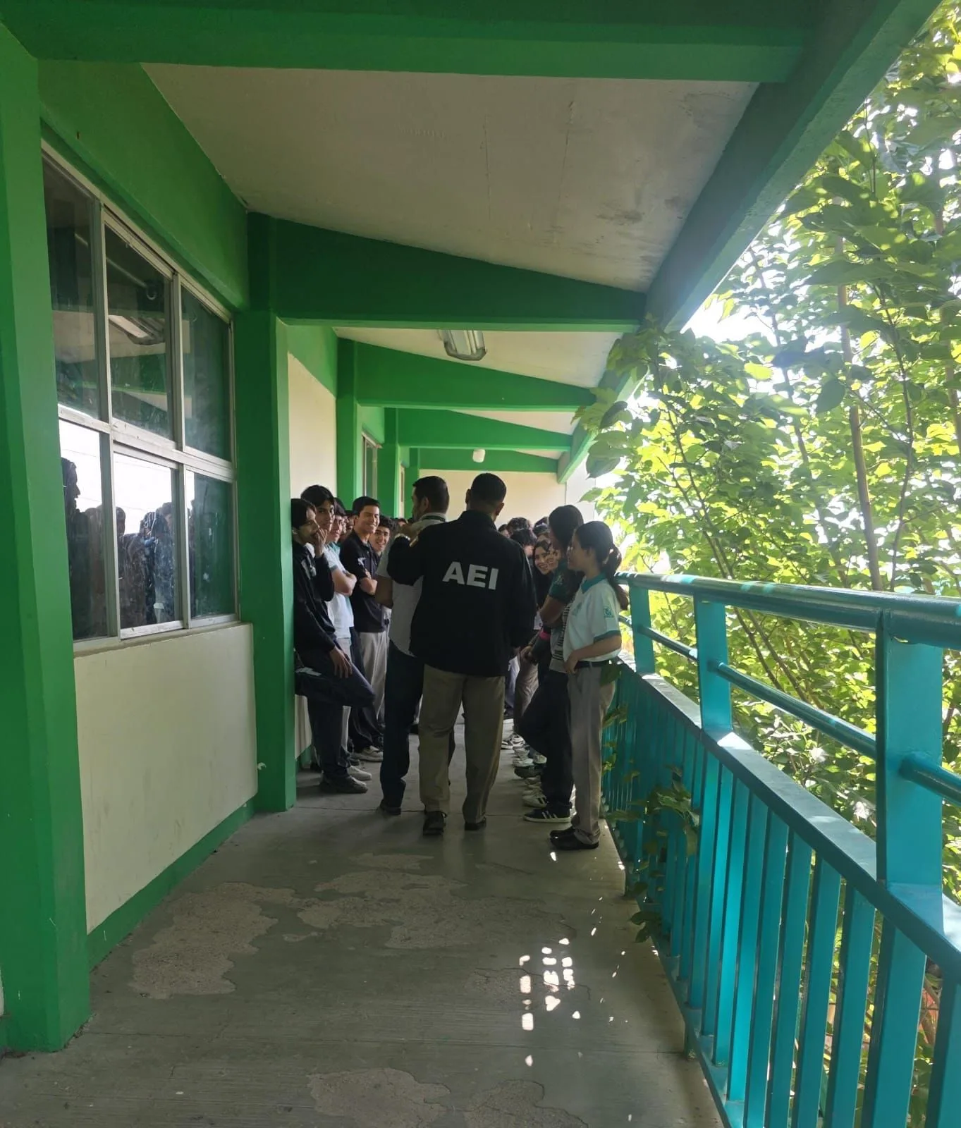 GOECHI interviene en el COBACH 10 de Chihuahua: revisan mochilas, aulas y áreas comunes con binomios caninos