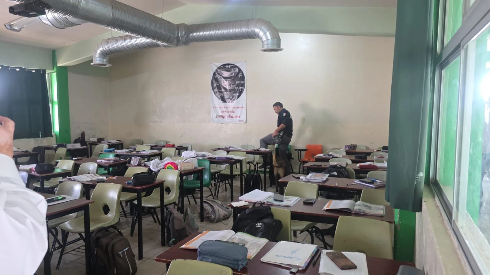 GOECHI interviene en el COBACH 10 de Chihuahua: revisan mochilas, aulas y áreas comunes con binomios caninos - imagen 2