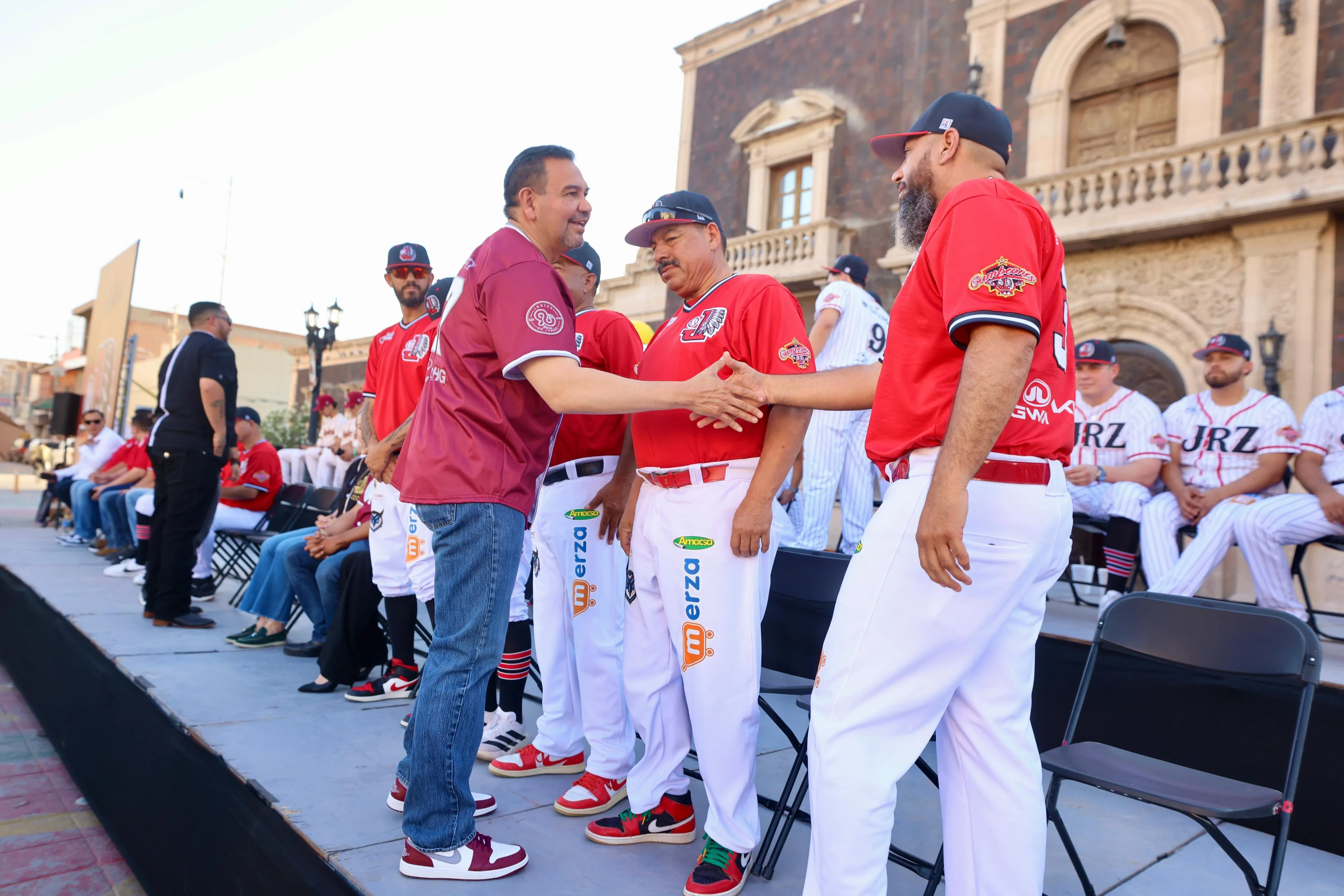 Pérez Cuéllar respalda a los Indios de Juárez en su búsqueda del bicampeonato estatal de beisbol 2026