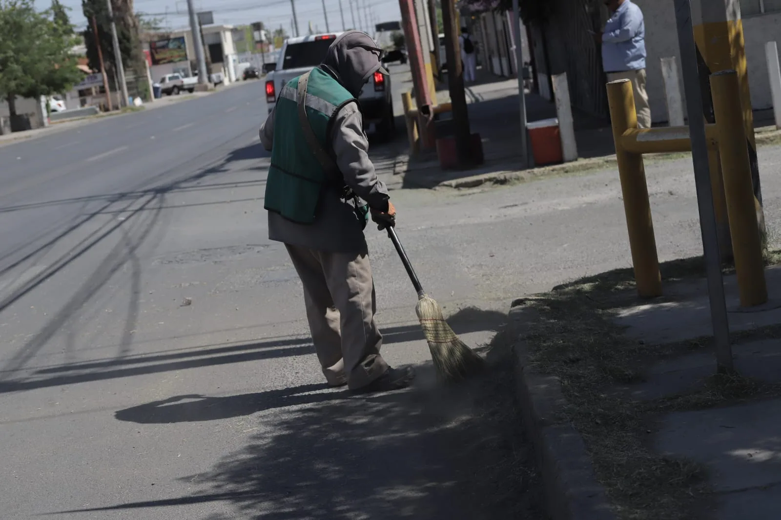 Cuadrillas de Limpia intensifican trabajos en avenida Plutarco Elías Calles dentro de la Cruzada del Cambio