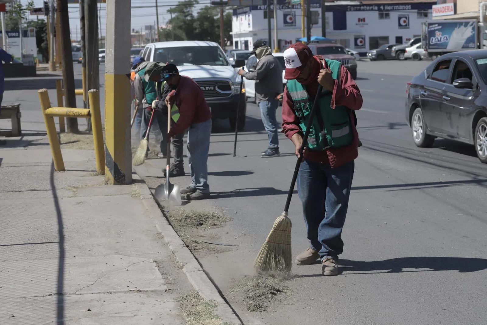 Cuadrillas de Limpia intensifican trabajos en avenida Plutarco Elías Calles dentro de la Cruzada del Cambio - imagen 3