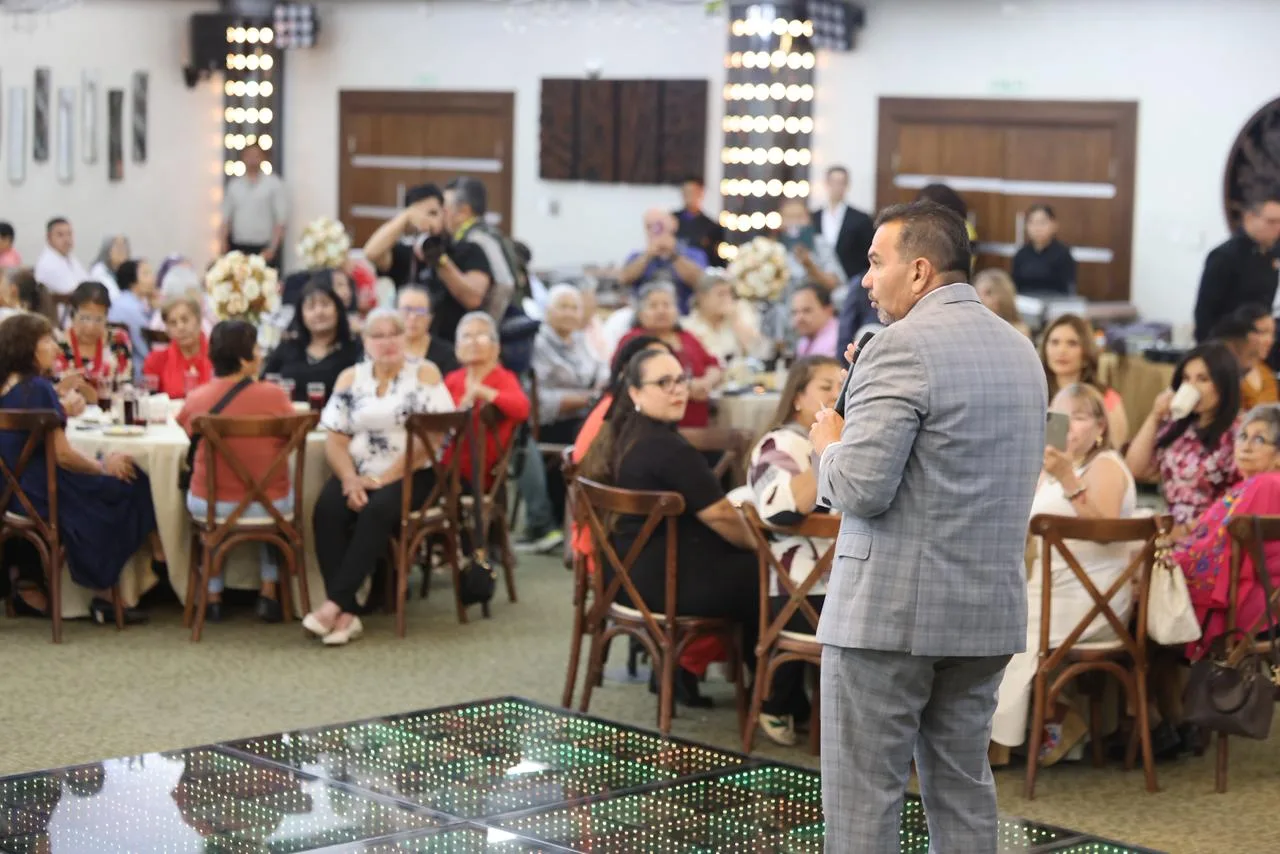 Alcalde y DIF de Juárez festejan el Día de las Madres con coordinadoras de los 96 Consejos de Adultos Mayores - imagen 2