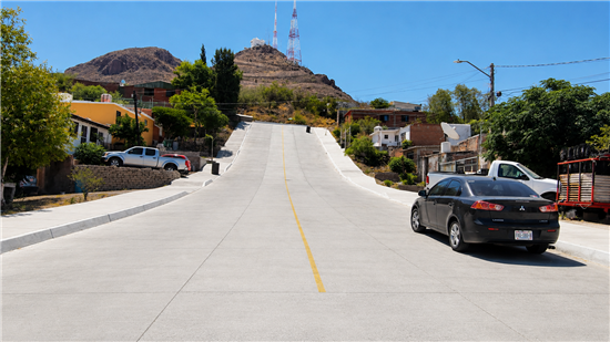 Pavimentan calle 55 de la colonia Popular en Chihuahua tras décadas sin obra