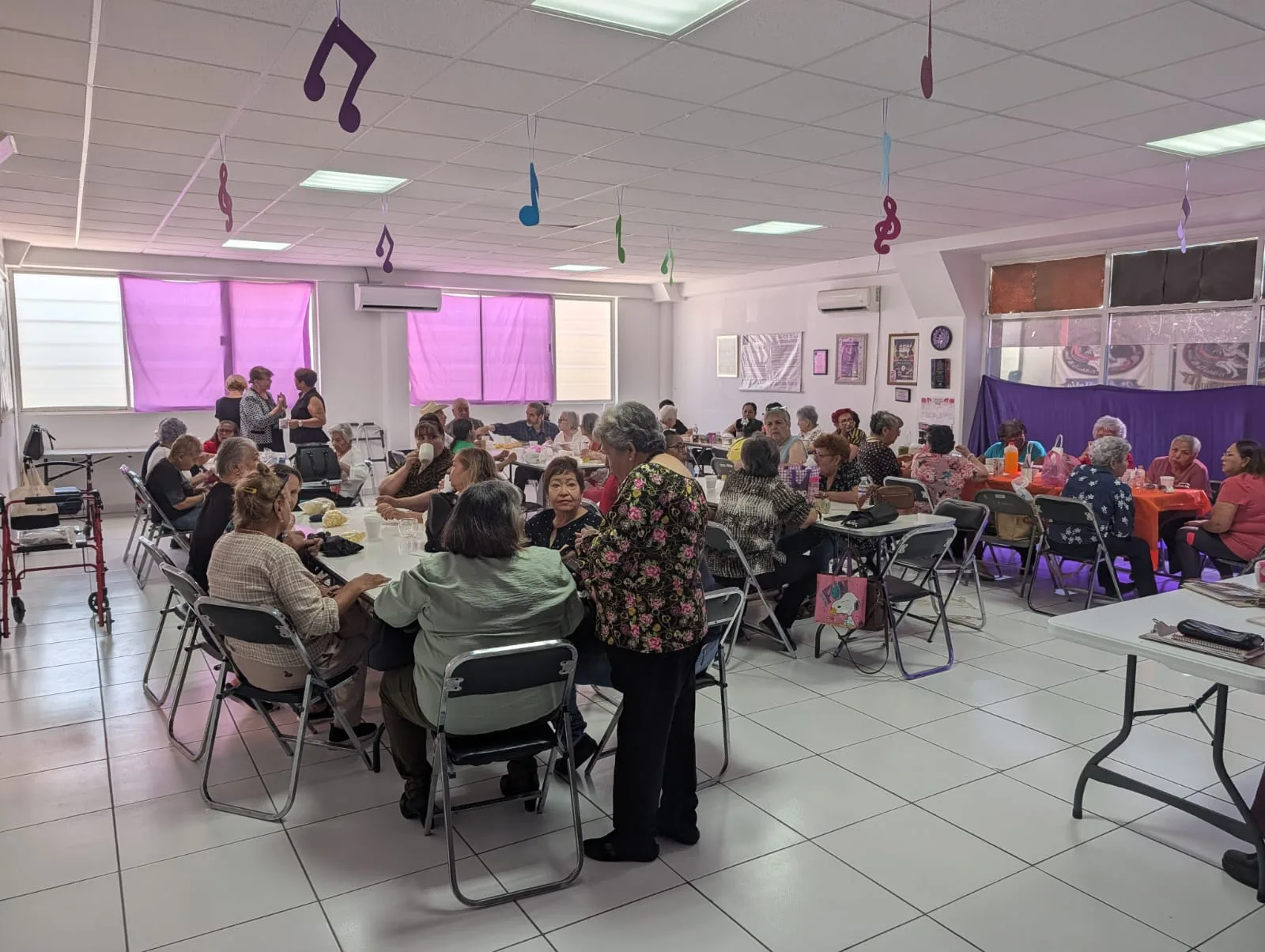 Adultos mayores de Juárez disfrutan cine y convivencia en Brigada Cultural del Centro Comunitario Fovissste Chamizal