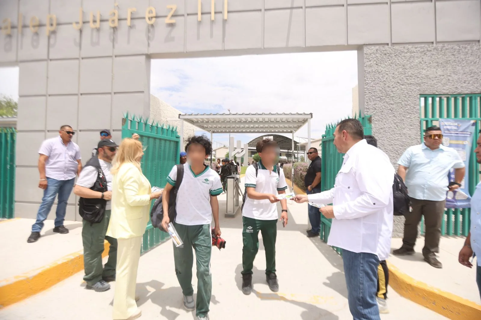 Alcalde de Juárez recorre Conalep 323 e informa sobre obras de casi 10 millones de pesos en infraestructura urbana y educativa - imagen 12