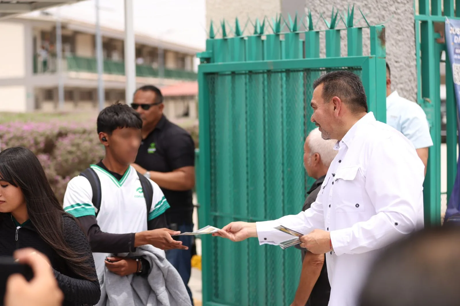 Alcalde de Juárez recorre Conalep 323 e informa sobre obras de casi 10 millones de pesos en infraestructura urbana y educativa - imagen 13