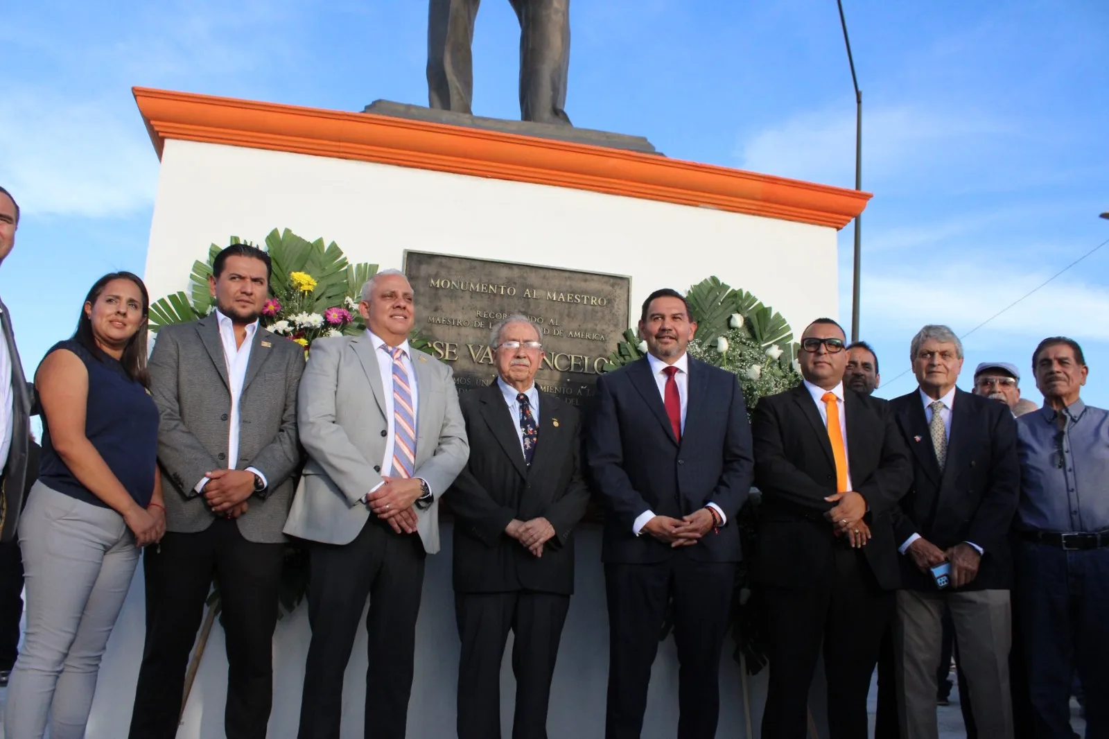 Cruz Pérez Cuéllar reconoce a docentes de Ciudad Juárez en el Día del Maestro - imagen 1
