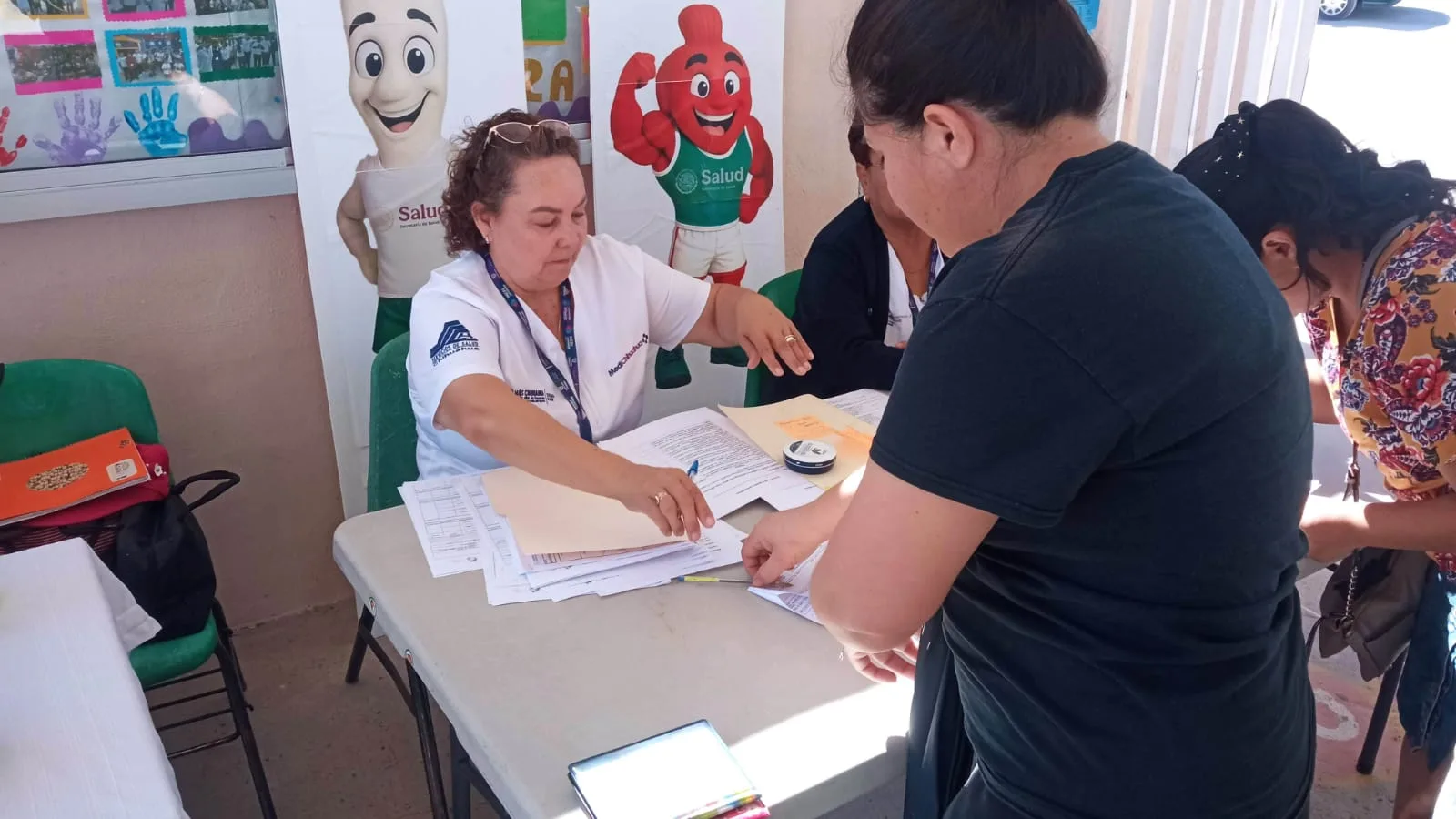 Feria de salud en colonia Industrial Sur de Delicias incluye detección de diabetes, VIH y vacunación antirrábica