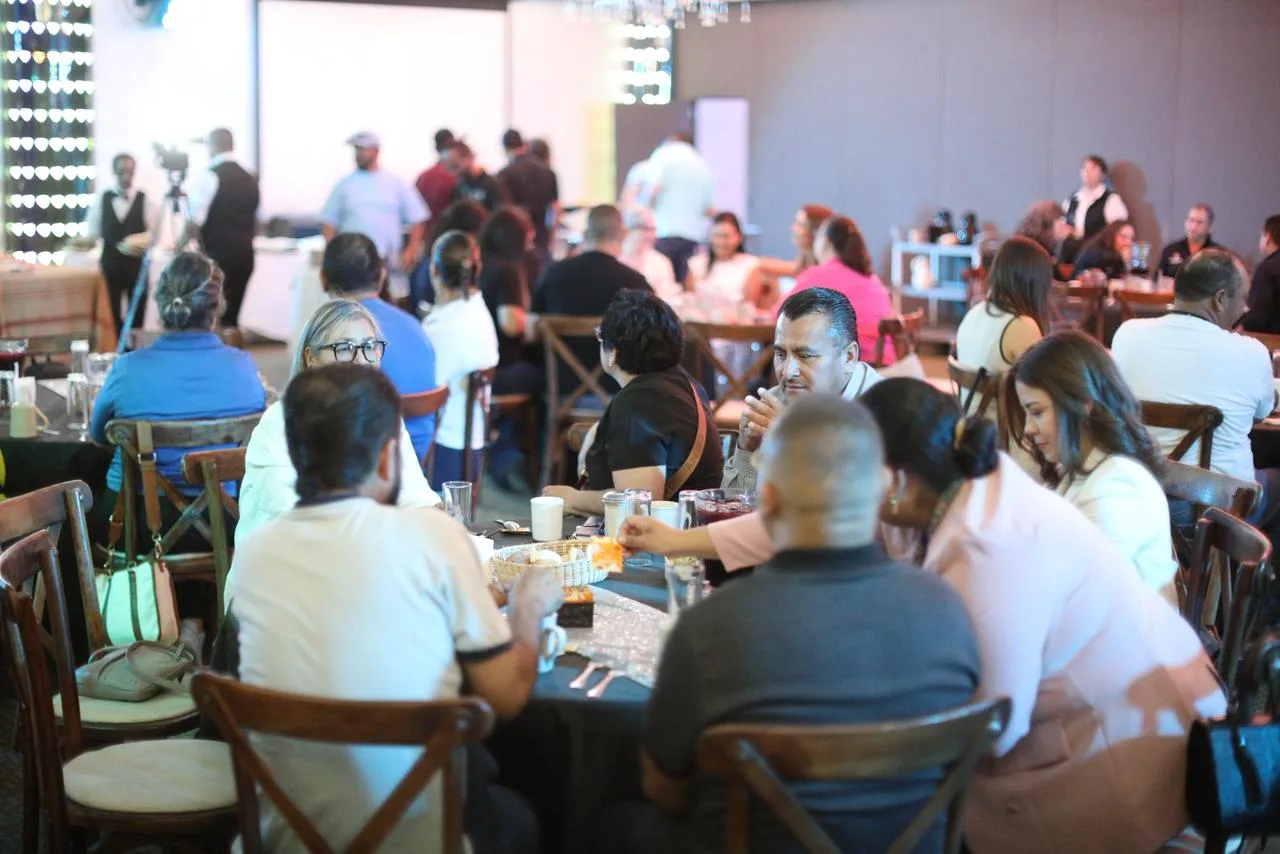Alcalde y presidenta del DIF celebran el Día de la Madre y del Padre con coordinadores de los CAI en Ciudad Juárez - imagen 6