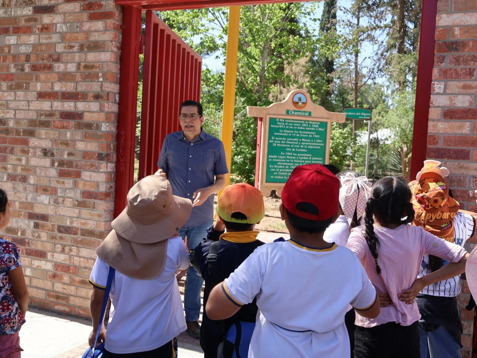 Alumnos de primaria visitan el vivero de El Chamizal para aprender sobre composta y producción de plantas - imagen 3