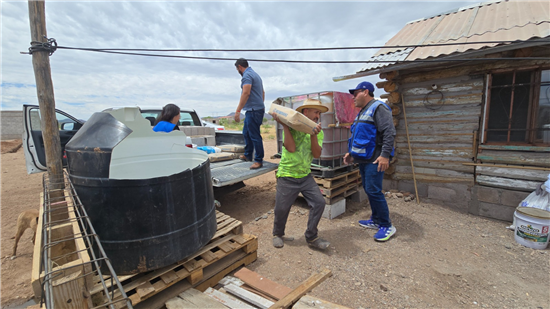 Familia de la colonia Granjas del Sur recibe materiales de construcción del municipio de Chihuahua