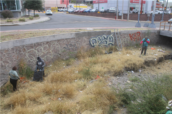 Cuadrillas municipales retiran 1.8 toneladas de basura de arroyos canalizados en Chihuahua - imagen 1