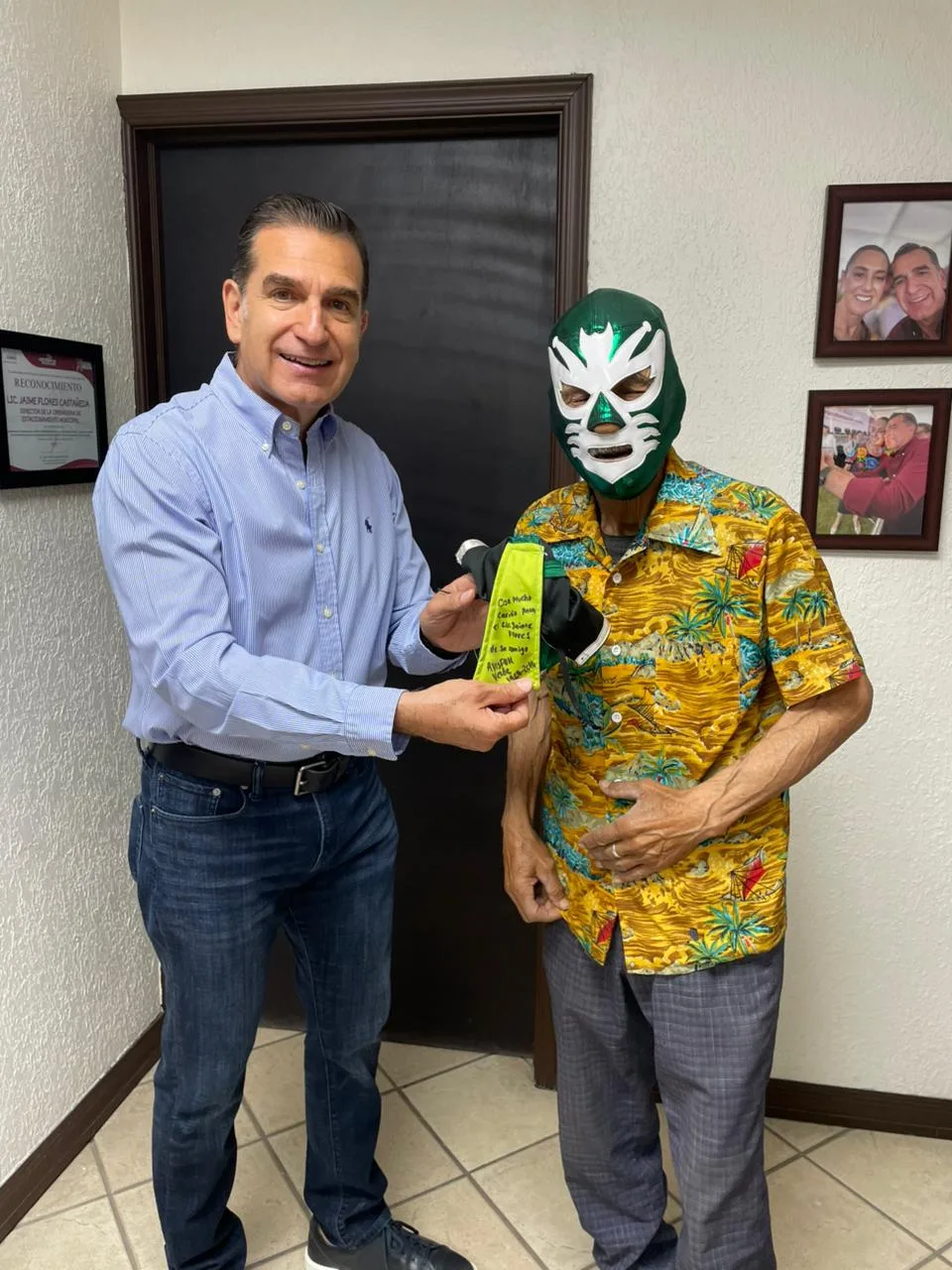 Avispón Verde visita la OMEJ y entrega máscara autografiada al director Jaime Flores Castañeda