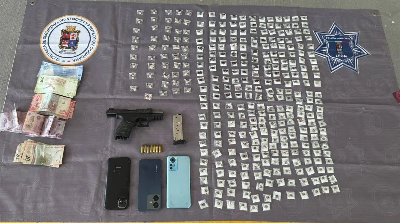 Detienen a pareja con más de 300 dosis de droga y un arma en León, Guanajuato
