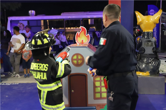 Policía Municipal de Chihuahua enseña a niños cómo usar correctamente el 911 con simulador interactivo