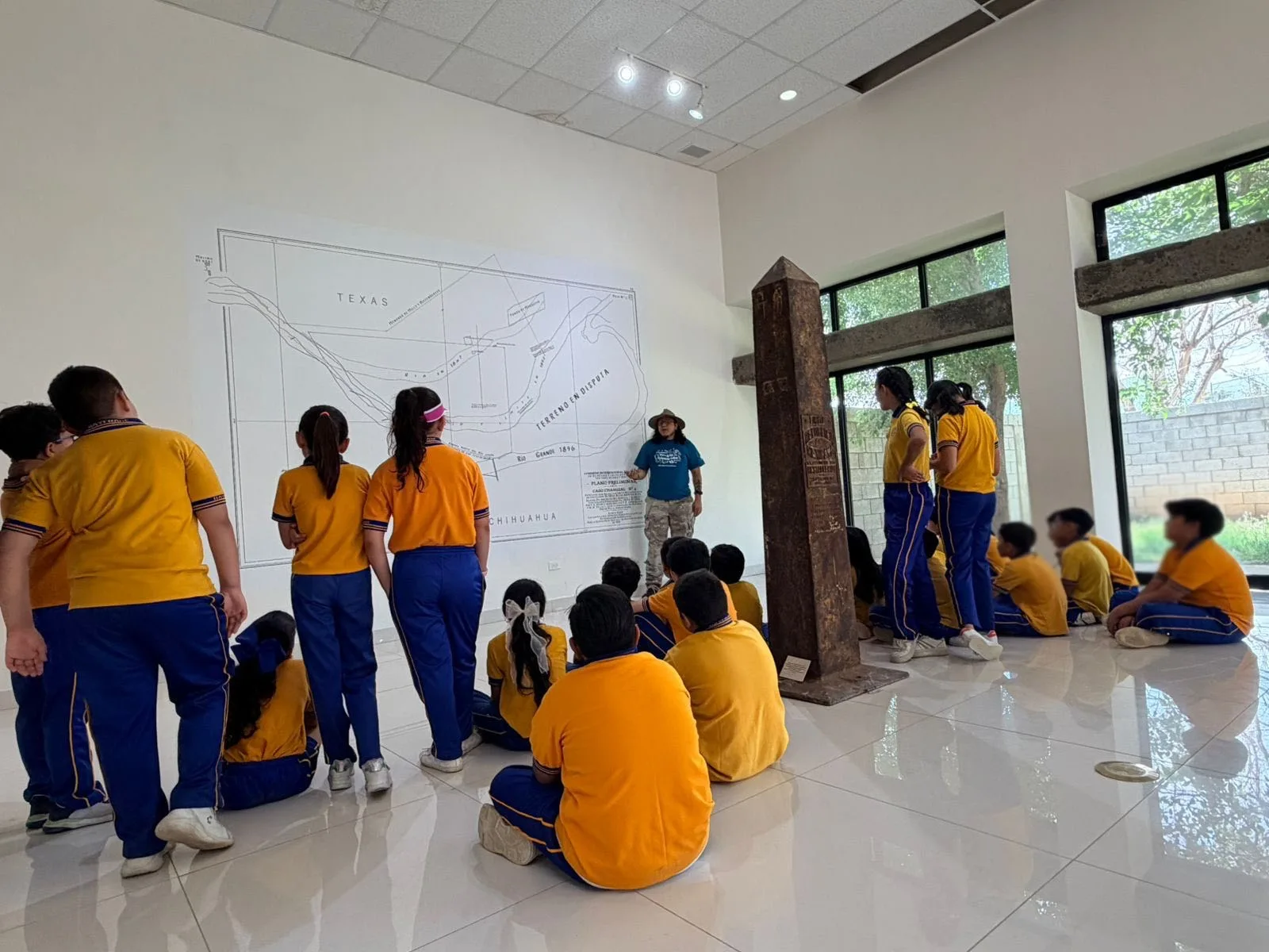 Estudiantes del Colegio Rayenare recorren el MAHCH con el programa Grandes Exploradores de IPACULT