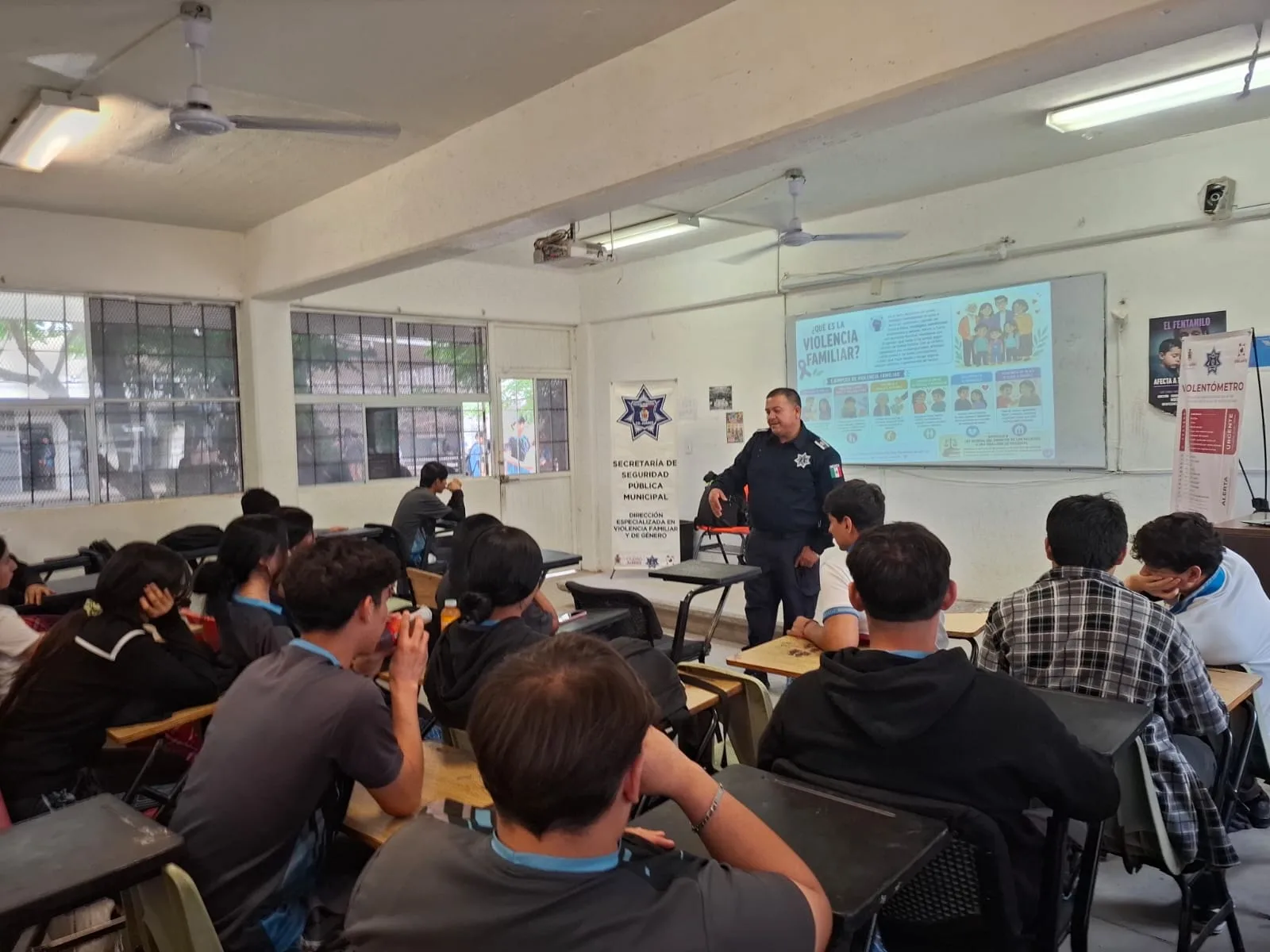Policía municipal imparte charla sobre violencia familiar a 196 estudiantes de preparatoria en Ciudad Juárez - imagen 3