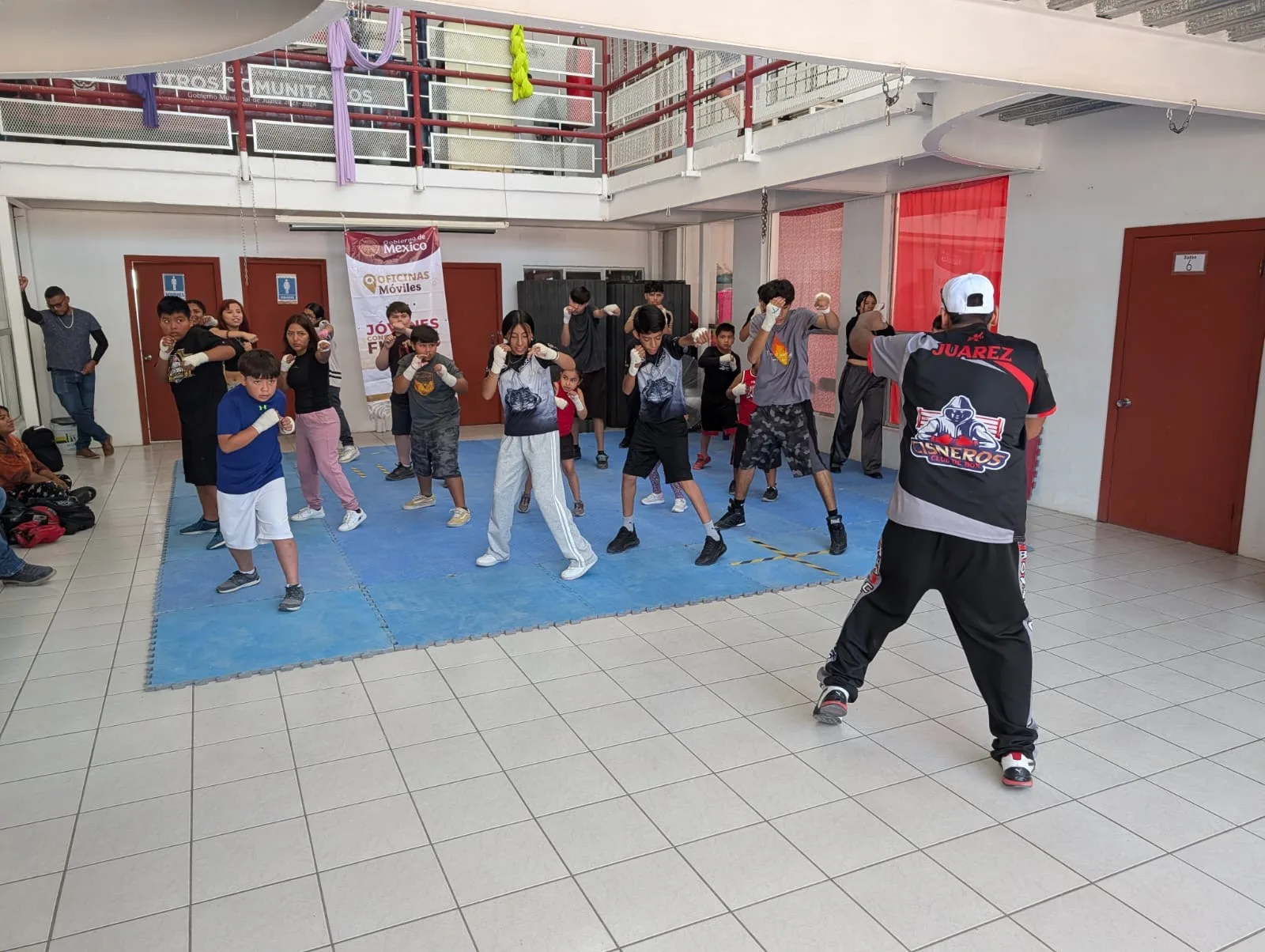 Familias de Ciudad Juárez participan en clase comunitaria de box en el Centro Francisco Villarreal - imagen 2