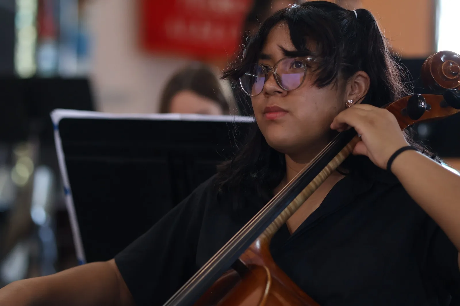 Filarmónica Joven lleva música sinfónica gratuita a familias de Ciudad Juárez en la Parroquia Santa Inés - imagen 2