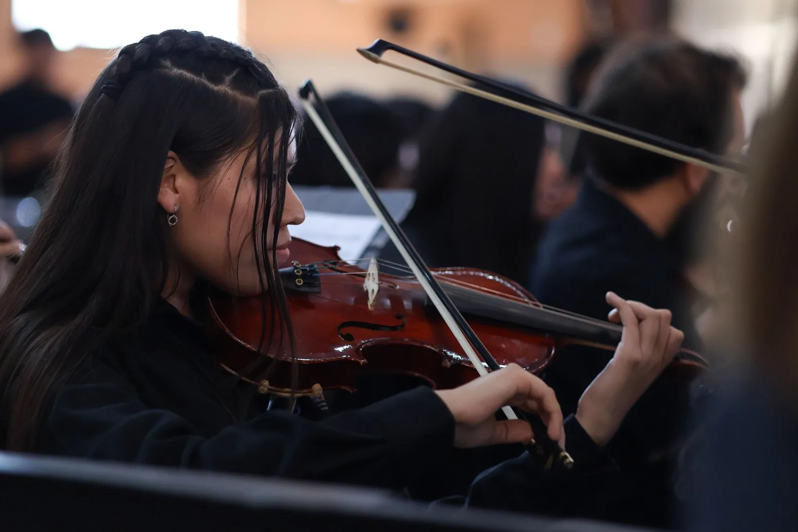 Filarmónica Joven lleva música sinfónica gratuita a familias de Ciudad Juárez en la Parroquia Santa Inés - imagen 5