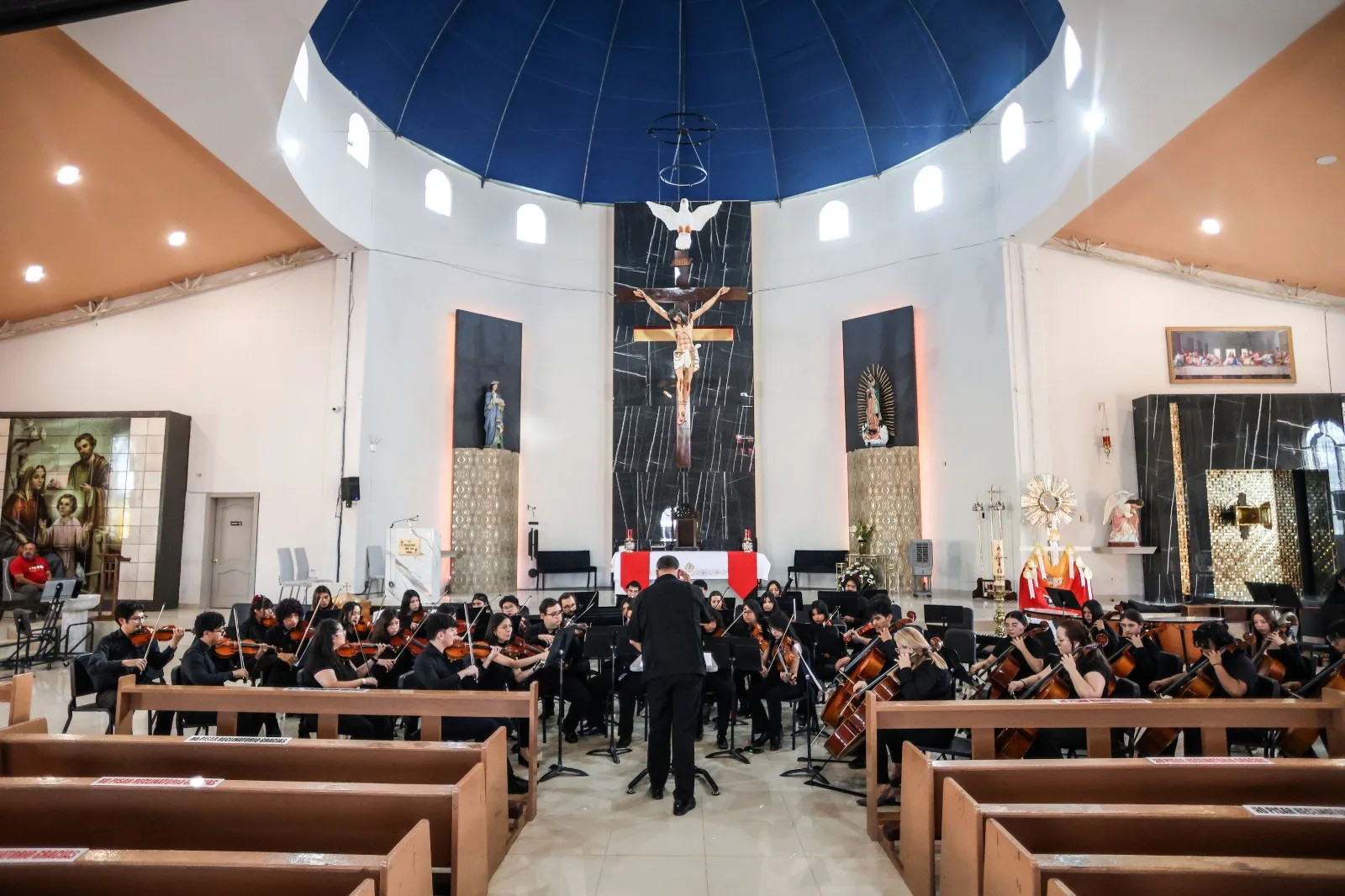 Filarmónica Joven lleva música sinfónica gratuita a familias de Ciudad Juárez en la Parroquia Santa Inés - imagen 12