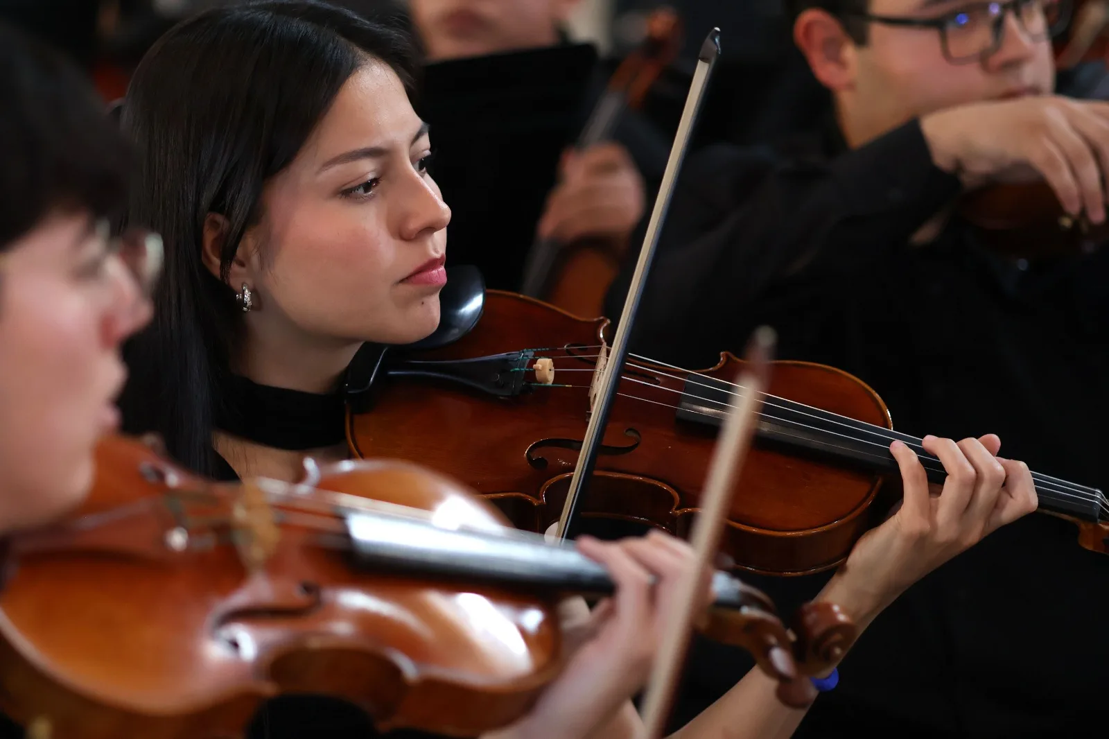 Filarmónica Joven lleva música sinfónica gratuita a familias de Ciudad Juárez en la Parroquia Santa Inés - imagen 13