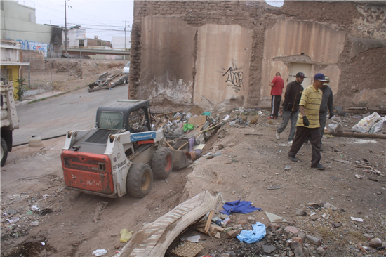 Retiran 15 toneladas de basura de terreno baldío invadido en la colonia Santo Niño de Chihuahua