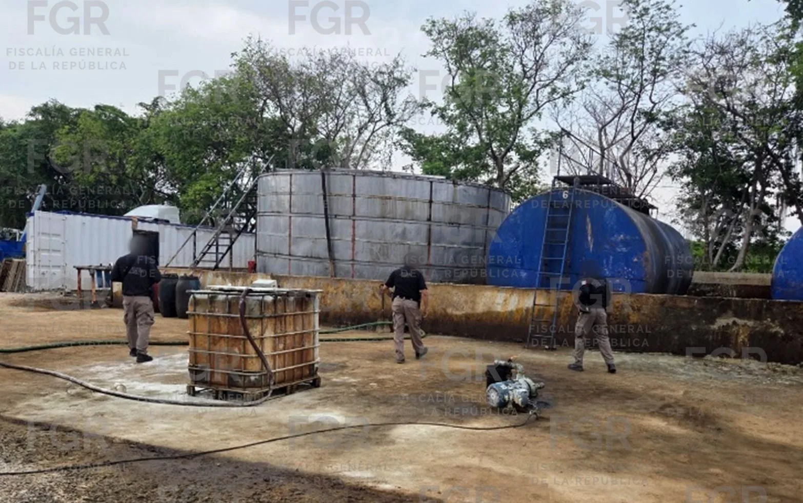 FGR asegura más de 256 mil litros de hidrocarburo y detiene a 12 personas en Tihuatlán, Veracruz - imagen 2
