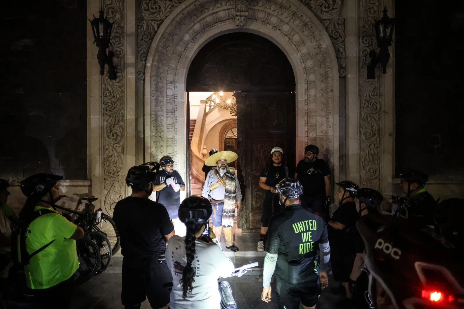 Ciclistas realizan recorrido nocturno por la Antigua Presidencia Municipal de Ciudad Juárez - imagen 3