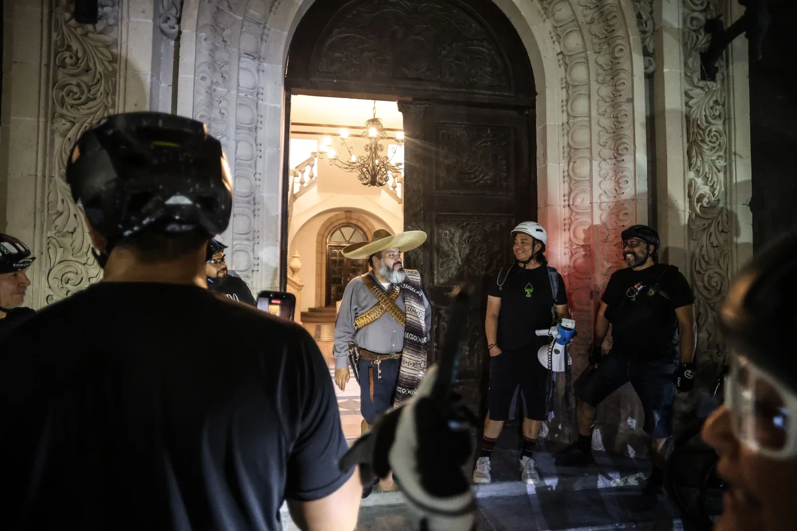 Ciclistas realizan recorrido nocturno por la Antigua Presidencia Municipal de Ciudad Juárez - imagen 4