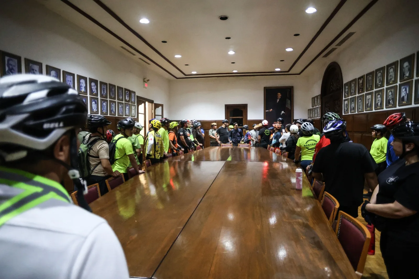 Ciclistas realizan recorrido nocturno por la Antigua Presidencia Municipal de Ciudad Juárez - imagen 5