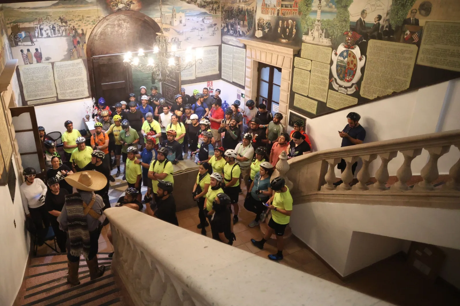 Ciclistas realizan recorrido nocturno por la Antigua Presidencia Municipal de Ciudad Juárez - imagen 6