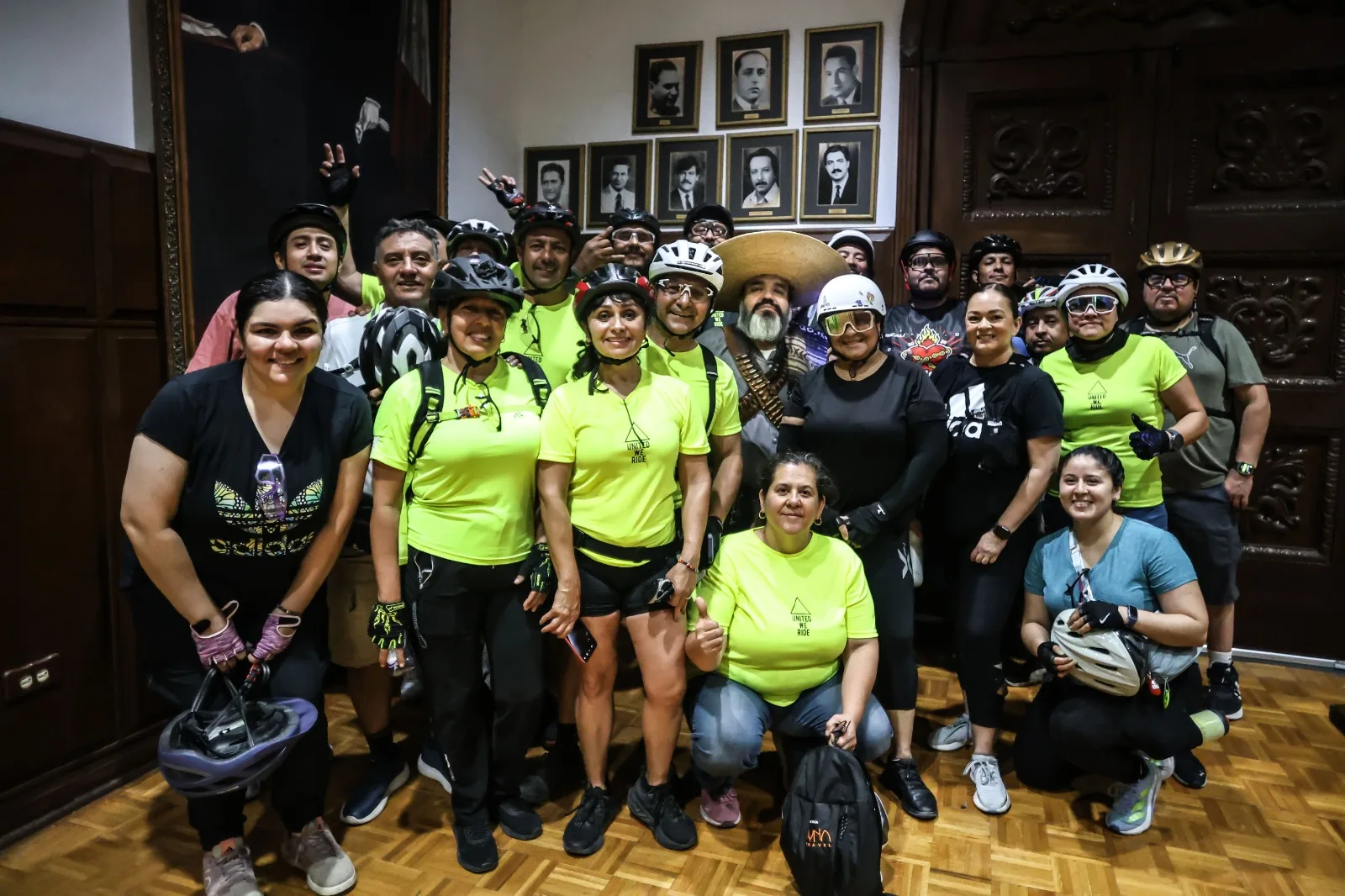 Ciclistas realizan recorrido nocturno por la Antigua Presidencia Municipal de Ciudad Juárez - imagen 8