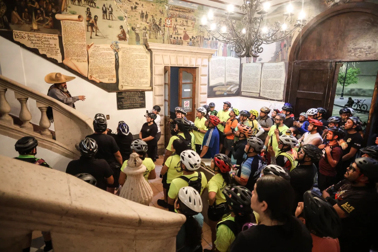 Ciclistas realizan recorrido nocturno por la Antigua Presidencia Municipal de Ciudad Juárez - imagen 10