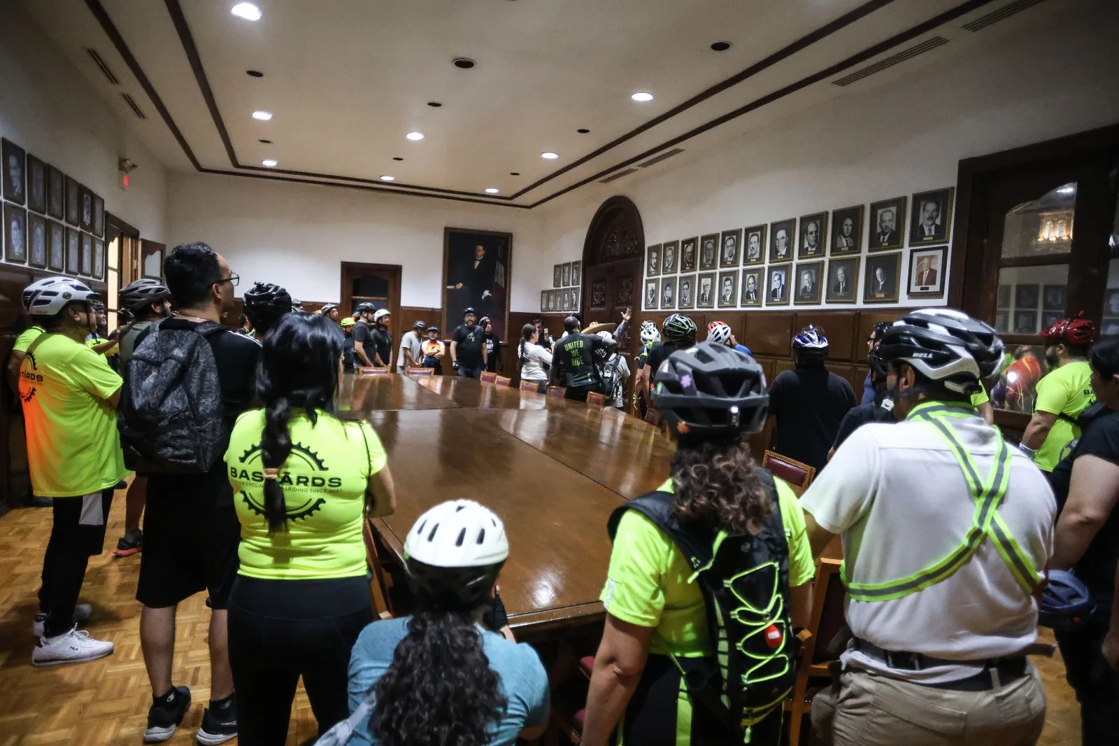 Ciclistas realizan recorrido nocturno por la Antigua Presidencia Municipal de Ciudad Juárez - imagen 12