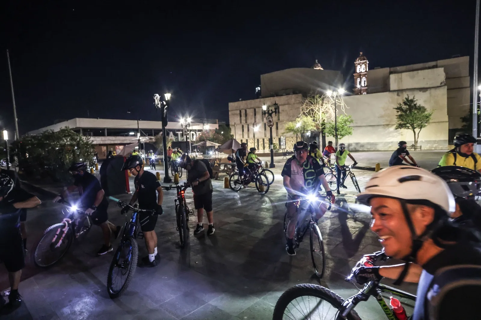 Ciclistas realizan recorrido nocturno por la Antigua Presidencia Municipal de Ciudad Juárez - imagen 11