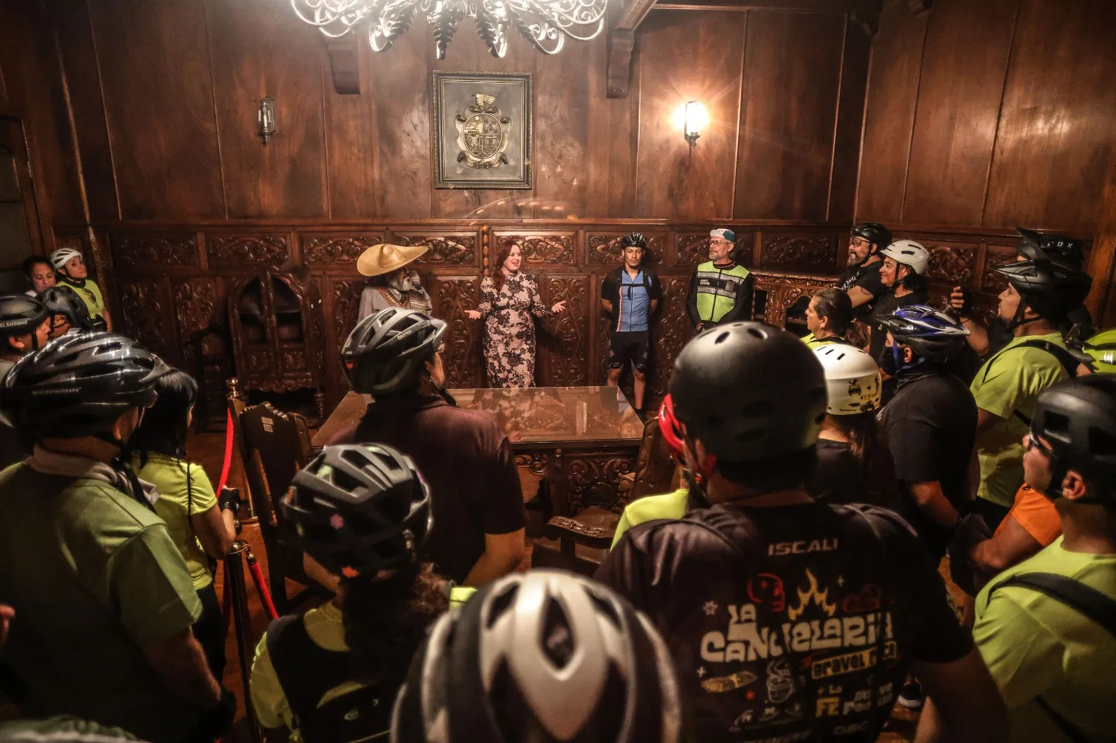 Ciclistas realizan recorrido nocturno por la Antigua Presidencia Municipal de Ciudad Juárez - imagen 13