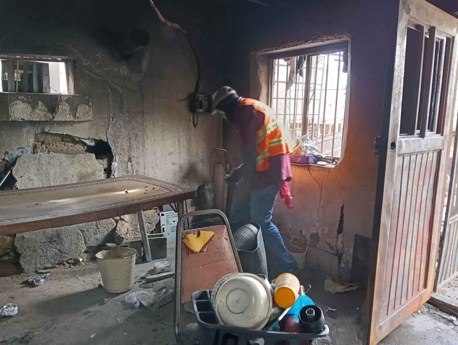 Personal de Limpia apoya a familia afectada por incendio en la colonia Che Guevara - imagen 1