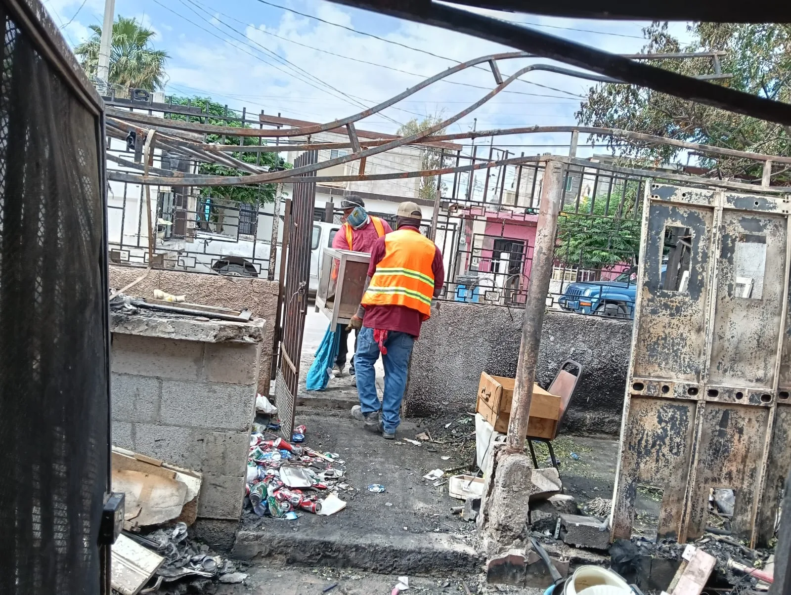 Personal de Limpia apoya a familia afectada por incendio en la colonia Che Guevara - imagen 3