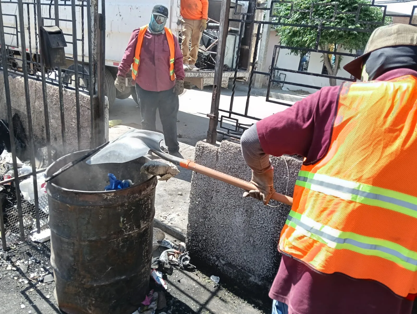 Personal de Limpia apoya a familia afectada por incendio en la colonia Che Guevara - imagen 4