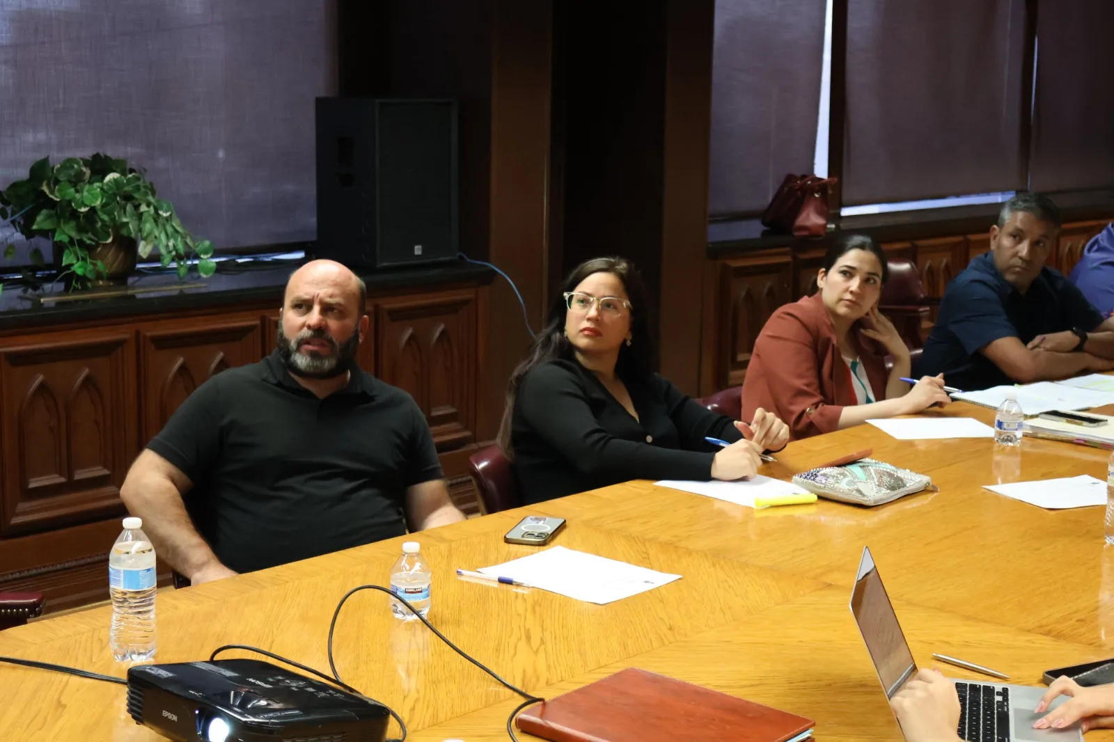 Regidores proponen multas y arrestos más severos por tirar escombros y basura en la vía pública