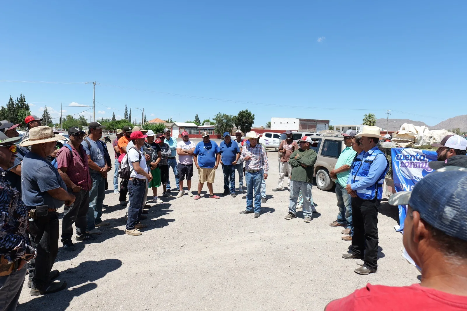 Diputado Arturo Zubía entrega 82 toneladas de maíz a productores en Camargo