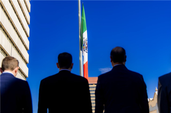 Alcalde de Chihuahua conmemora Día de la Lealtad Chihuahuense con izamiento de bandera en Plaza de Armas