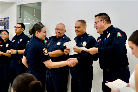 Municipio de Chihuahua reconoce a 94 policías y bomberos con incentivos por acciones destacadas