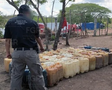 FGR asegura más de 4,500 litros de hidrocarburo en Veracruz durante operativo contra delitos relacionados con combustible - imagen 6